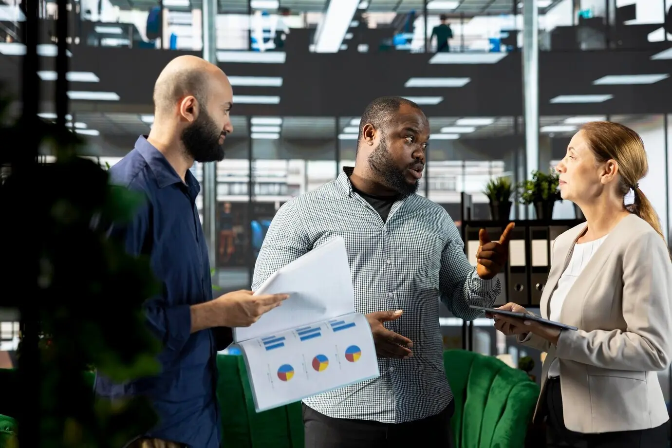 Разъярённый руководитель отчитывает сотрудников, недовольных результатами бизнес-аудита.