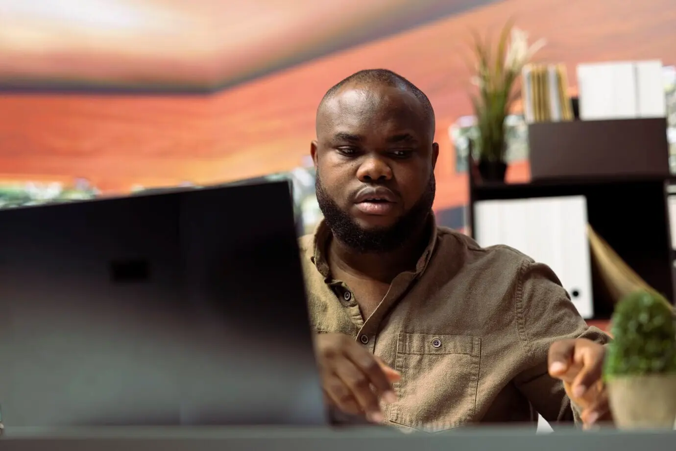 Фрилансер, проводящий бизнес-анализ и управляющий онлайн-коммуникациями.