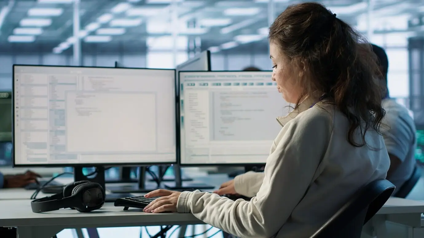 IT-специалист на серверной ферме, следящий за тем, чтобы ценные данные оставались защищёнными.